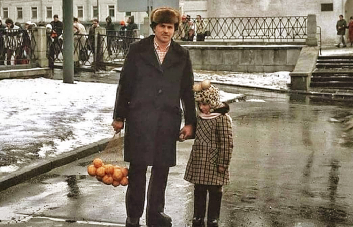 На новогодние праздники в гости обязательно нужно было идти с мандаринами/ фото: Pinterest.com На новогодние праздники в гости обязательно нужно было идти с мандаринами/ фото: Pinterest.com