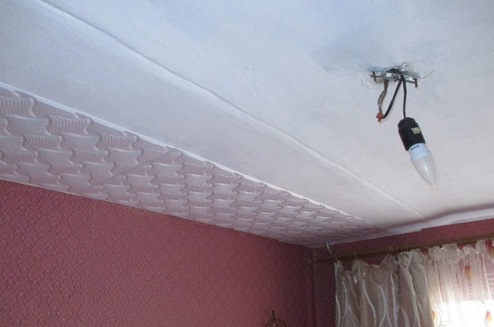 Побелка только подчеркивает все недостатки потолка. / Фото: build-experts.ru