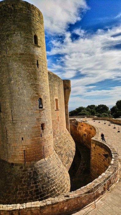 Попасть на верхний уровень Bellver Castle не так-то и просто. | Фото: reisen-experten.de.