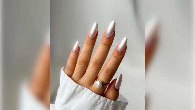Хитовый маникюр в холодных оттенках