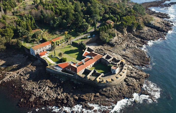 Испанский замок-крепость XVIII века превратили в атмосферную резиденцию (Castillo Fortaleza del Príncipe). | Фото: mansionglobal.com. Испанский замок-крепость XVIII века превратили в атмосферную резиденцию (Castillo Fortaleza del Príncipe). | Фото: mansionglobal.com.