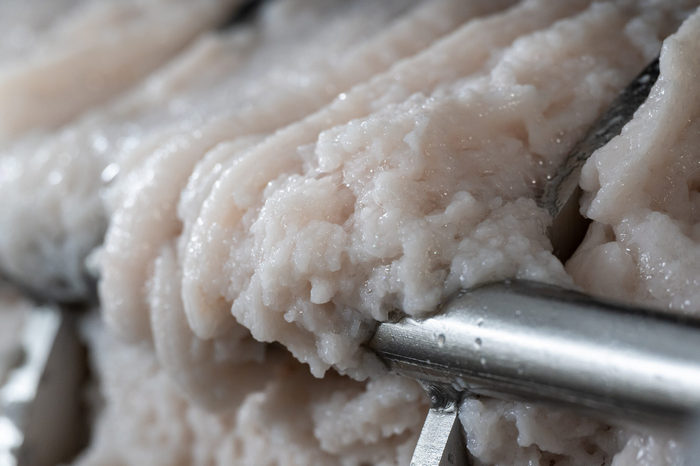 В основе всего лежит рыбный фарш сурими. /Фото: fish.gov.ru. В основе всего лежит рыбный фарш сурими. /Фото: fish.gov.ru.