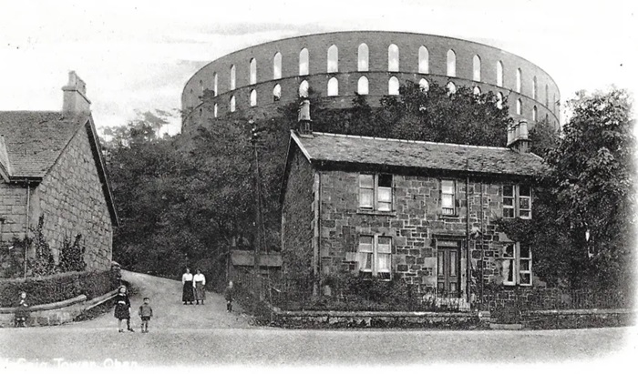 Башня Маккейга на открытке 1900-х гг. | Фото: thefollyflaneuse.com. Башня Маккейга на открытке 1900-х гг. | Фото: thefollyflaneuse.com.