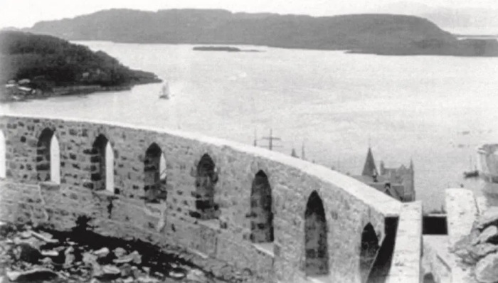 Стена на этапе строительства в конце 1890-х гг. | Фото: thefollyflaneuse.com. Стена на этапе строительства в конце 1890-х гг. | Фото: thefollyflaneuse.com.