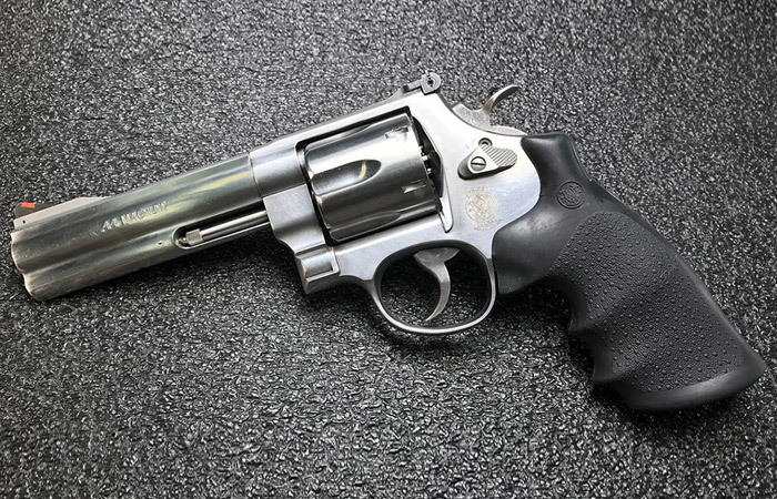 Нержавеющий Smith & Wesson Model 629./ Фото: athlonoutdoors.com Нержавеющий Smith & Wesson Model 629./ Фото: athlonoutdoors.com