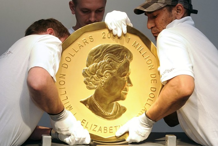 Эта монента ещё и весит около центнера. /Фото: coins.su Эта монента ещё и весит около центнера. /Фото: coins.su