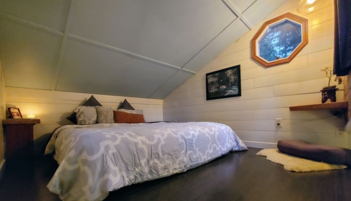 Родительская спальня обустроена на большом лофте. | Фото: tinyhomebuilders.com. Родительская спальня обустроена на большом лофте. | Фото: tinyhomebuilders.com.
