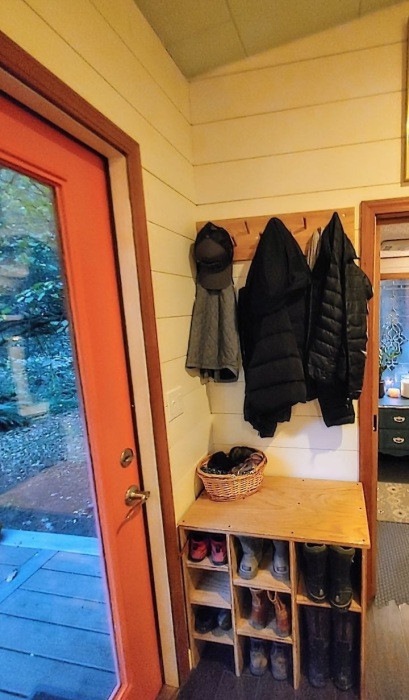 Прихожая в мобильном доме. | Фото: tinyhomebuilders.com. Прихожая в мобильном доме. | Фото: tinyhomebuilders.com.