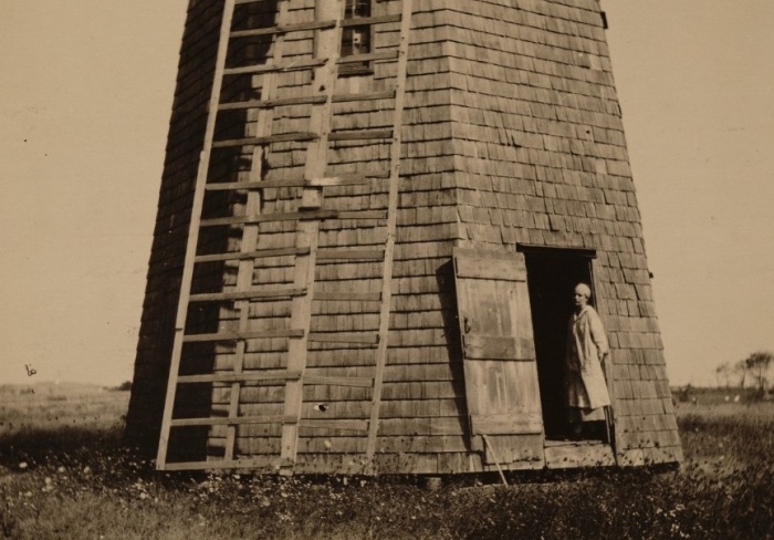 В 1921 году в мельнице поселилась известная художница Агнес Лоуренс Пелтон (Лонг-Айленд, США). | Фото: atlasobscura.com. В 1921 году в мельнице поселилась известная художница Агнес Лоуренс Пелтон (Лонг-Айленд, США). | Фото: atlasobscura.com.