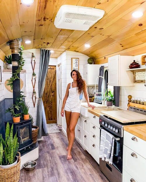 В зоне кухни установлена дровяная печь. | Фото: mypositiveoutlooks.com. В зоне кухни установлена дровяная печь. | Фото: mypositiveoutlooks.com.