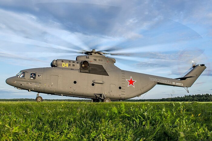 Российский вертолет Ми-26 действует в сложных условиях, поэтому ему необходимо колесное шасси/ Фото: wikimedia.org Российский вертолет Ми-26 действует в сложных условиях, поэтому ему необходимо колесное шасси/ Фото: wikimedia.org