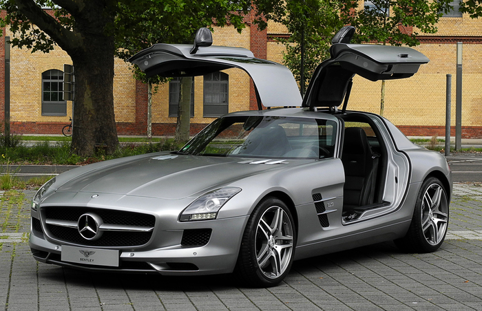 Mercedes SLS AMG GT с «крыльями чайки»/ Фото: wikimedia.org Mercedes SLS AMG GT с «крыльями чайки»/ Фото: wikimedia.org