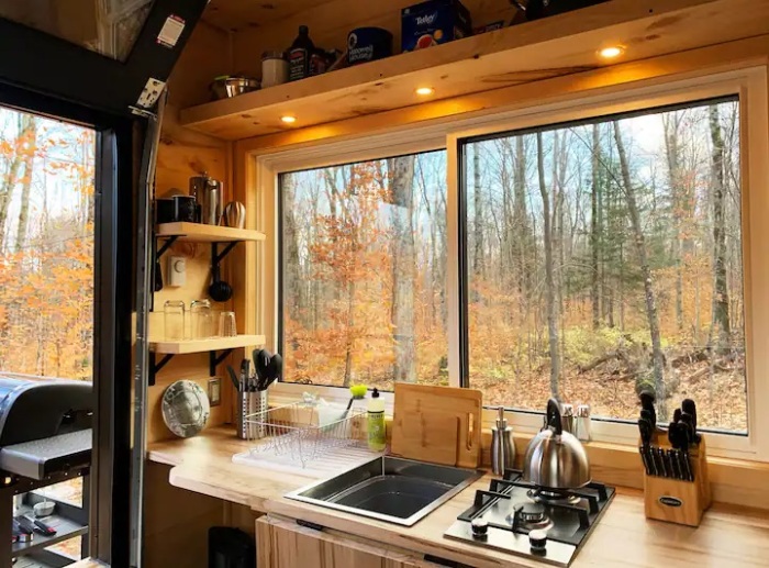 Кухонный уголок оснащен всем необходимым. | Фото: ru.airbnb.com. Кухонный уголок оснащен всем необходимым. | Фото: ru.airbnb.com.