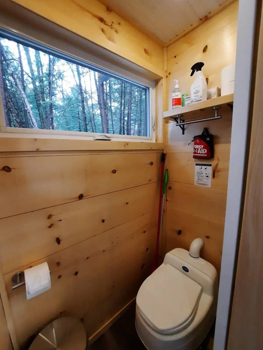В «Шалфейном домике» оборудован лишь туалет. | Фото: ru.airbnb.com. В «Шалфейном домике» оборудован лишь туалет. | Фото: ru.airbnb.com.