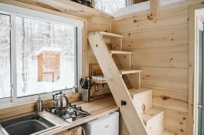 В спальню можно попасть по функциональной лестнице. | Фото: cabinscape.com. В спальню можно попасть по функциональной лестнице. | Фото: cabinscape.com.