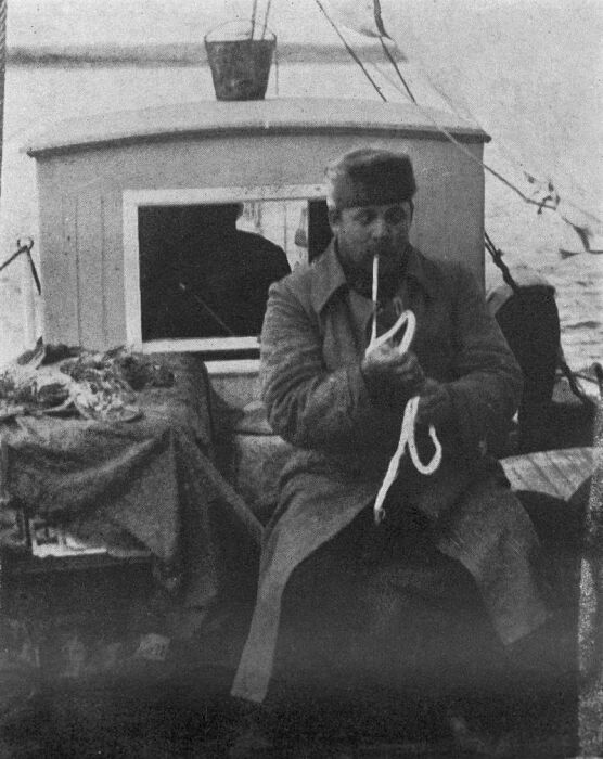 Капитан судна на Енисее в 1913 году ест сырую визигу с солью. /Фото: tvcook.ru.