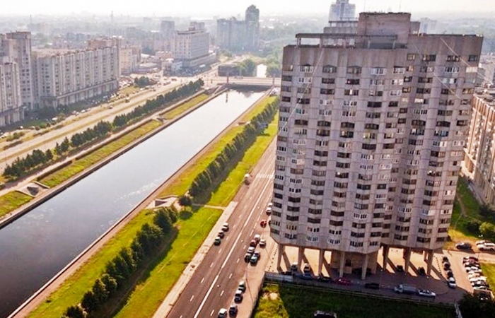Дома на опорах строили и в других советских городах/ фото: 6. runews24.ru Дома на опорах строили и в других советских городах/ фото: 6. runews24.ru