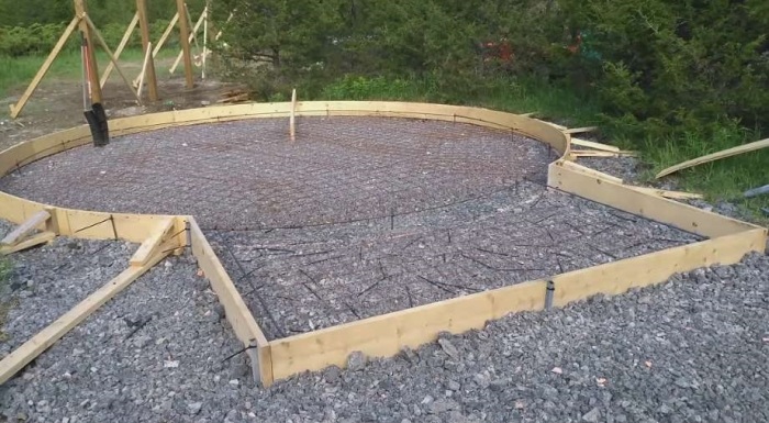 Подготовка площадки под установку будущего дома. | Фото: homehacks.co. Подготовка площадки под установку будущего дома. | Фото: homehacks.co.