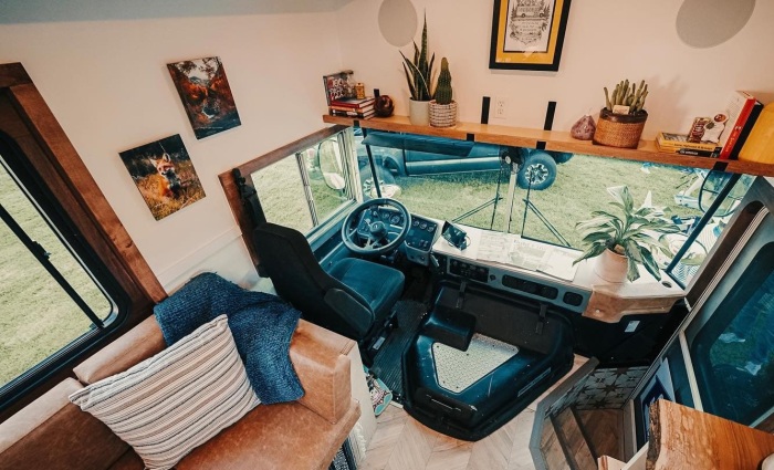 Памятные вещи стали украшением интерьера преображенного автобуса. | Фото: autoevolution.com. Памятные вещи стали украшением интерьера преображенного автобуса. | Фото: autoevolution.com.