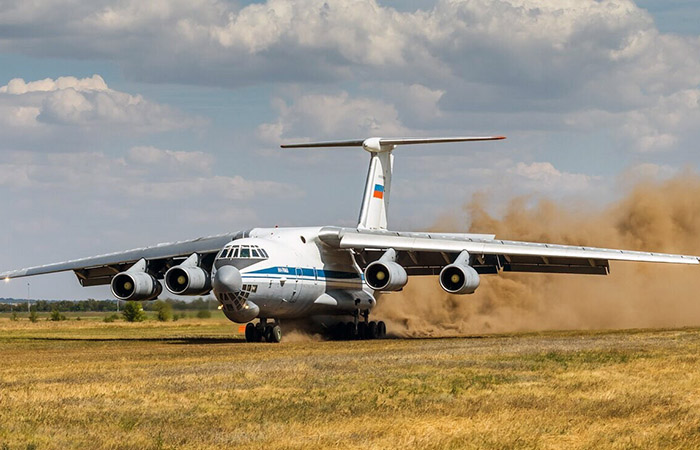 Посадка Ил-76 на грунт./ Фото: dzen.ru Посадка Ил-76 на грунт./ Фото: dzen.ru