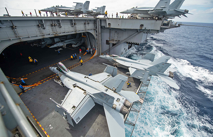 Лифт на авианосце./ Фото: defense.gov Лифт на авианосце./ Фото: defense.gov