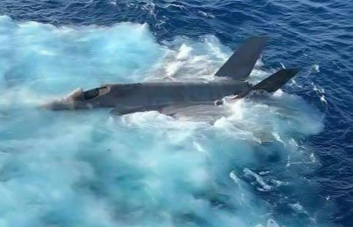 Свалившийся за борт F-35C Lightning II./ Фото: yahoo.com Свалившийся за борт F-35C Lightning II./ Фото: yahoo.com