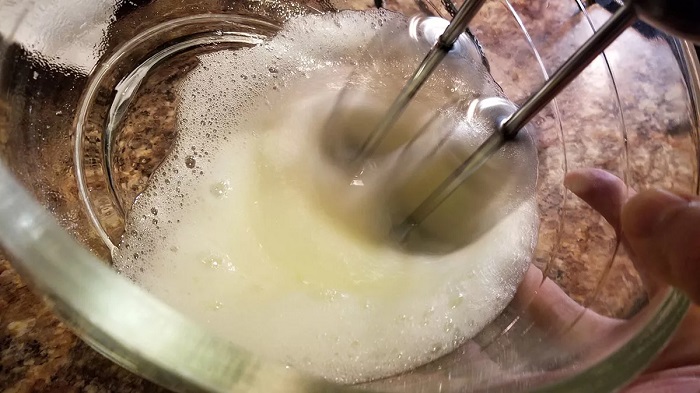 Если белки будут холодными, пики не получатся. / Фото: myhumblefood.com Если белки будут холодными, пики не получатся. / Фото: myhumblefood.com