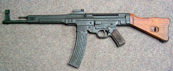 StG 44 могла использовать боеприпасы от пистолета-пулемета/ Фото: armedman.ru StG 44 могла использовать боеприпасы от пистолета-пулемета/ Фото: armedman.ru