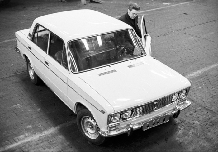 Установка замка-блокиратора в советский автомобиль/ Фото: pikabu.ru