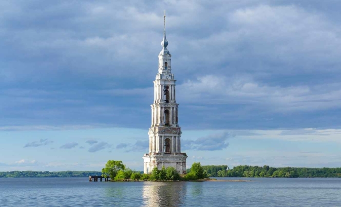 Колокольня в Калязине: памятник затопленному городу. Фото: google.com. Колокольня в Калязине: памятник затопленному городу. Фото: google.com.