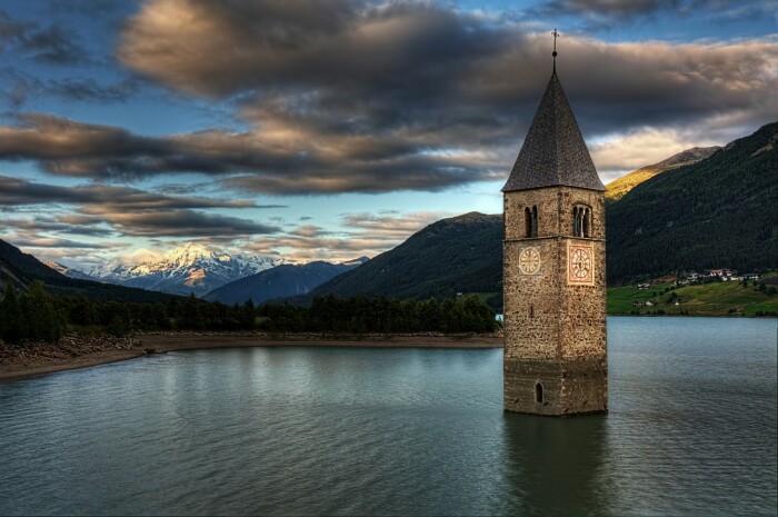 Затопленная колокольня на озере Решен. Фото: santosepulcro.co.il. Затопленная колокольня на озере Решен. Фото: santosepulcro.co.il.