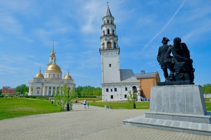 Преображенская церковь, башня и памятник Петру I и Н. Демидову. Фото: bing.com. Преображенская церковь, башня и памятник Петру I и Н. Демидову. Фото: bing.com.