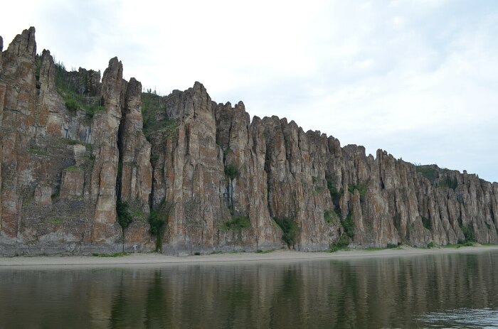 Вид на Ленские столбы с реки, 2015 год. Фото: upload.wikimedia.org. Вид на Ленские столбы с реки, 2015 год. Фото: upload.wikimedia.org.