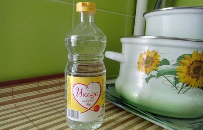 Водный раствор уксуса поможет вывести пятна жира на кухонной плитке/ фото: chel.aif.ru Водный раствор уксуса поможет вывести пятна жира на кухонной плитке/ фото: chel.aif.ru