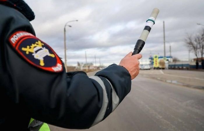 Инспектор ГАИ требует на проверку телефон: как быть водителю в такой ситуации