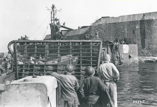 Американские войска готовятся к взятию форта Драм в 1945 году. /Фото: maximonline.ru Американские войска готовятся к взятию форта Драм в 1945 году. /Фото: maximonline.ru