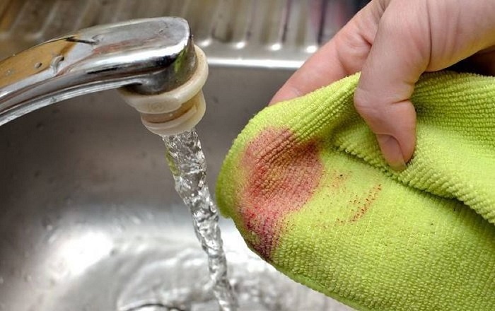 Свежее пятно нужно обдать горячей водой. / Фото: shoes-web.ru Свежее пятно нужно обдать горячей водой. / Фото: shoes-web.ru