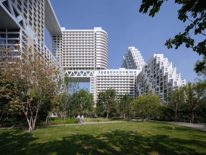 Во дворах преобладают зеленые зоны (Habitat Qinhuangdao). | Фото: safdiearchitects.com. Во дворах преобладают зеленые зоны (Habitat Qinhuangdao). | Фото: safdiearchitects.com.