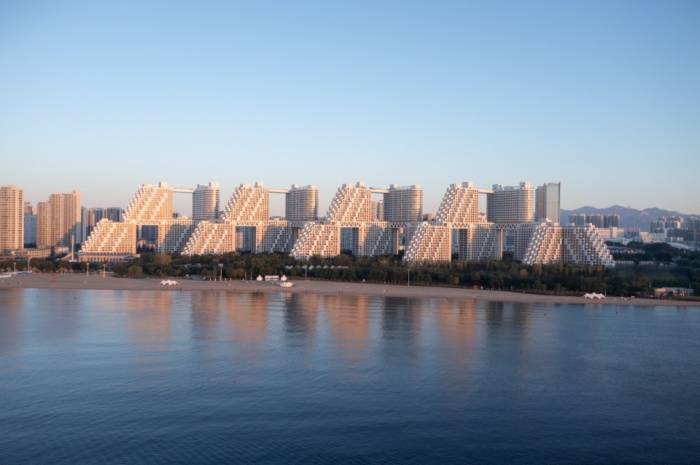Habitat Qinhuangdao строится на побережье Бохайского моря (Китай). | Фото: designboom.com. Habitat Qinhuangdao строится на побережье Бохайского моря (Китай). | Фото: designboom.com.
