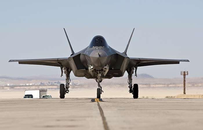 F-35 на лётном поле./ Фото: pinterest.com F-35 на лётном поле./ Фото: pinterest.com