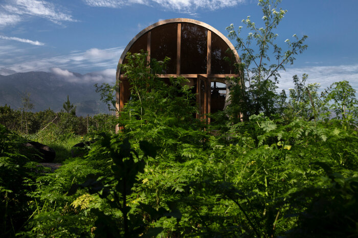 Арочная структура Catalejo house органично вписывается в природный ландшафт. | Фото: archdaily.com. Арочная структура Catalejo house органично вписывается в природный ландшафт. | Фото: archdaily.com.