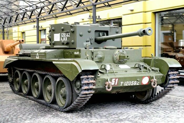 Квадратными были не только немецкие танки, вот британский Кромвель 1943 года. /Фото: pinterest.com.