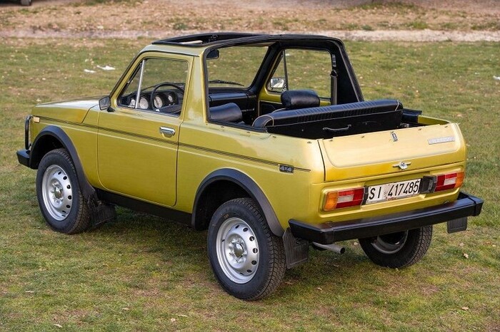 Кабриолет Lada Niva продавали даже в Великобритании/ Фото: av.by Кабриолет Lada Niva продавали даже в Великобритании/ Фото: av.by