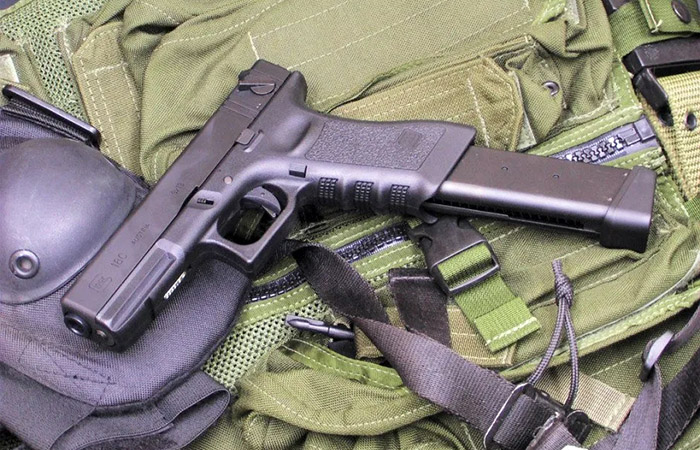 Glock 18 с увеличенным магазином./ Фото: kotlonaladka.ru Glock 18 с увеличенным магазином./ Фото: kotlonaladka.ru