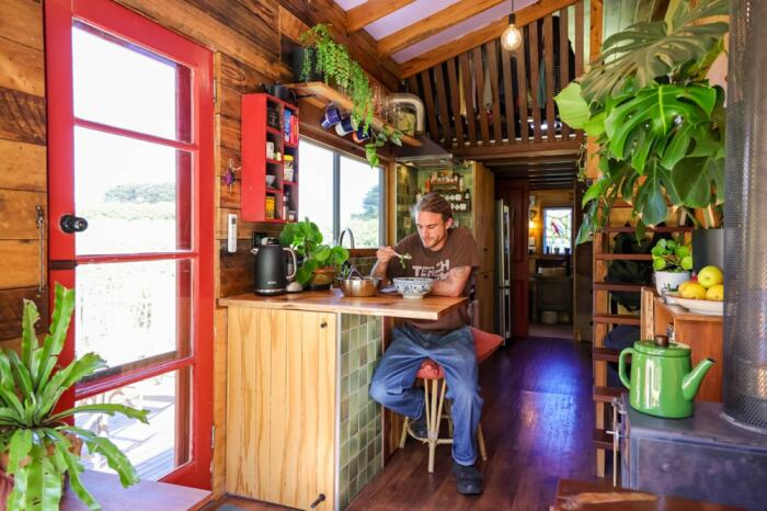 Обеденная зона в крошечном доме. | Фото: livingbiginatinyhouse.com. Обеденная зона в крошечном доме. | Фото: livingbiginatinyhouse.com.