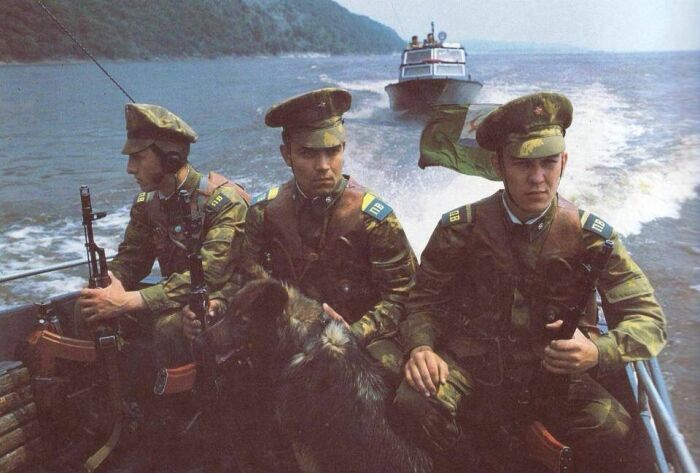 Служба в Погранвойсках - прямо дорога в академию. /Фото: za.pinterest.com. Служба в Погранвойсках - прямо дорога в академию. /Фото: za.pinterest.com.