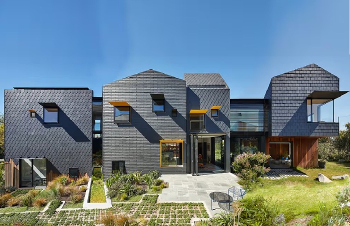 За 8 лет Charles House «вырос» в три раза. | Фото: homeadore.com.