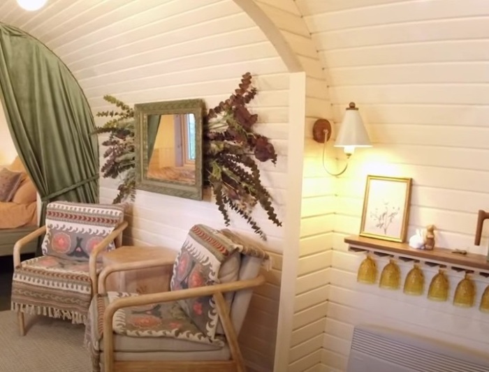 Гостиная в сказочном домике Cocoon Cottage. | Фото: livinginatiny.com. Гостиная в сказочном домике Cocoon Cottage. | Фото: livinginatiny.com.