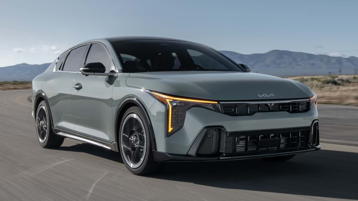Kia K4 выполнен в строгих геометрических формах/ Фото: ixbt.com Kia K4 выполнен в строгих геометрических формах/ Фото: ixbt.com