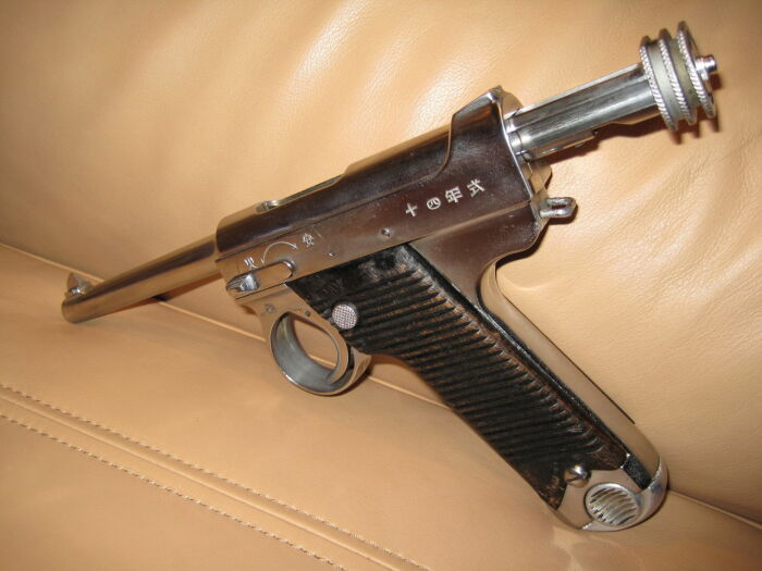 После упрощения пистолет потерял в качестве и надежности. /Фото: guns.allzip.org. После упрощения пистолет потерял в качестве и надежности. /Фото: guns.allzip.org.